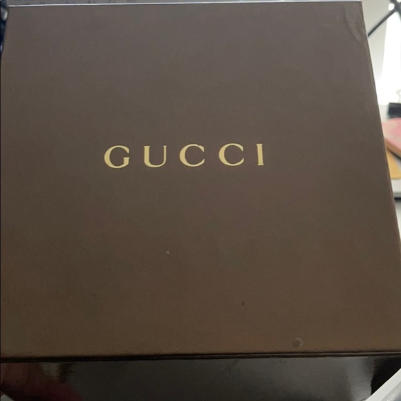 Gucci Watch with Diamonds and Mother of Pearl Face - Picture 6 of 11